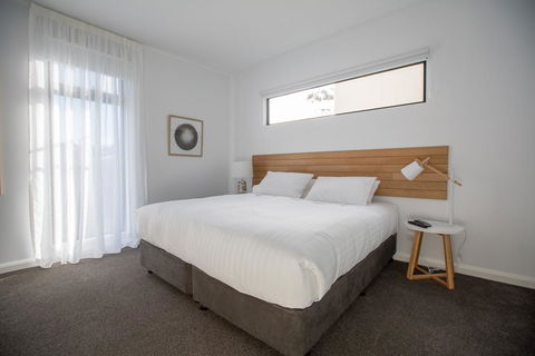 Island Quarters - Grafton Accommodation 5
