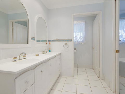 'GrandView', 10 Grandview Close - Huge House With Water Views, Aircon, WIFI, Netflix, Foxtel & Billiard Table - Grafton Accommodation 3