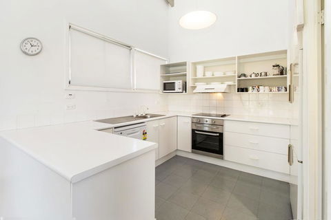 'Matilda' - Spacious & Centrally Located With Great Lake Views - Grafton Accommodation 3