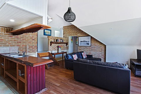 'Salt Wood' Cabin Style Retreat - Grafton Accommodation 2