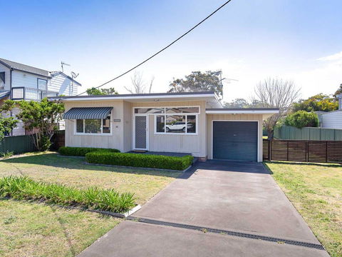 'Shoalz', 28 Rigney Street - Renovated Pet Friendly Cottage & Boat Parking - Grafton Accommodation 0