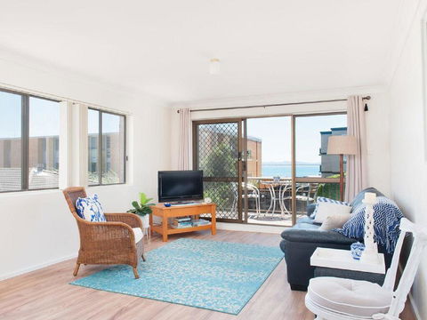 1 'BAHIA', 47 RONALD AVE - GREAT LOCATION WITH FILTERED WATER VIEWS - Grafton Accommodation 2