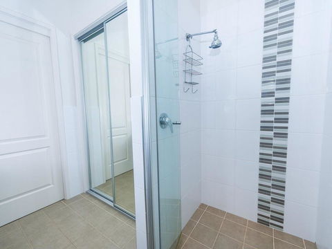 1 'Florida', 5 Lillian Street - 2 Min Walk To Beach, Shops & Restaurants - Grafton Accommodation 2