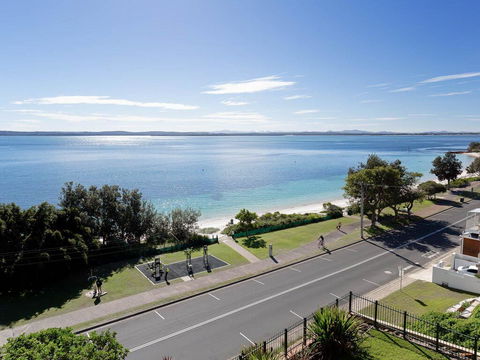 1 'Kiah', 53 Victoria Parade - Stunning Views, Wifi, Aircon, Just Across The Road To The Water - Grafton Accommodation 2