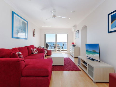 1 'Kiah', 53 Victoria Parade - Stunning Views, Wifi, Aircon, Just Across The Road To The Water - Grafton Accommodation 1