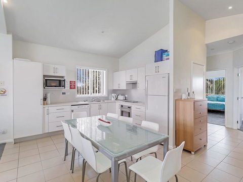 1/32 Ocean Avenue - Three Bedrooms, Three Bathrooms, Air Con, Boat Parking & Water Views - Grafton Accommodation 3
