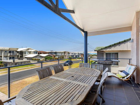 1/32 Ocean Avenue - Three Bedrooms, Three Bathrooms, Air Con, Boat Parking & Water Views - Grafton Accommodation 1