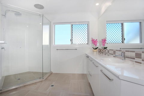 10 Mona Vista Crt, Coolum Beach, VIEWS, WiFi, Pet Friendly - Grafton Accommodation 3