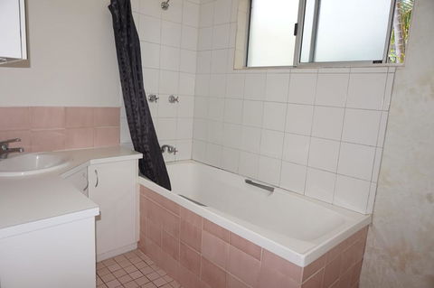 11 Bomburra Court - Rainbow Beach, Comfortable Beach House, Plenty Of Boat Parking - Grafton Accommodation 1
