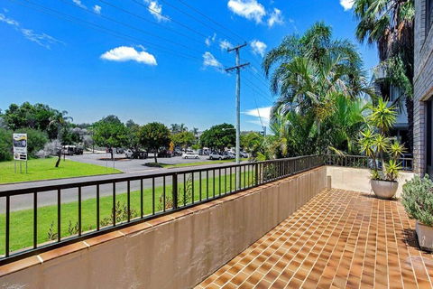 14 'THE DUNES', 38 MARINE DR - LARGE UNIT WITH POOL, TENNIS COURT AND DIRECTLY ACROSS FROM FINGAL - Grafton Accommodation 2