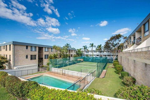 14 'THE DUNES', 38 MARINE DR - LARGE UNIT WITH POOL, TENNIS COURT AND DIRECTLY ACROSS FROM FINGAL - Grafton Accommodation 0