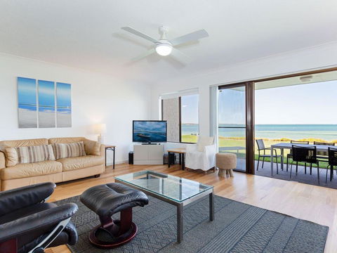 2 'The Pelicans' 53 Soldiers Point Road - Ground Floor Unit On The Waterfront - Grafton Accommodation 2