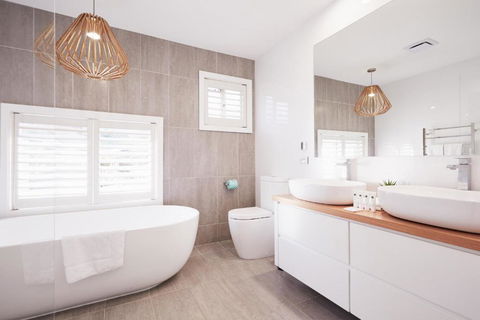 Bright And Spacious Family Home With Leafy Deck - Grafton Accommodation 4