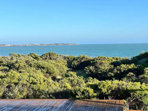 C4 Miles Beach Shack - Grafton Accommodation 1