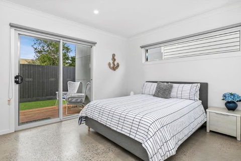 CASA EMEC- PETS WELCOME Luxury, Aircon, Walk To The Shops And Beach! Outdoor Shower And Garage Parking - Grafton Accommodation 3