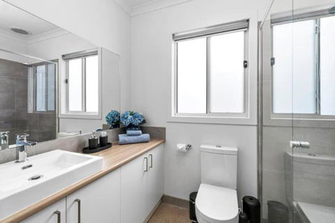 CASA EMEC- PETS WELCOME Luxury, Aircon, Walk To The Shops And Beach! Outdoor Shower And Garage Parking - Grafton Accommodation 2