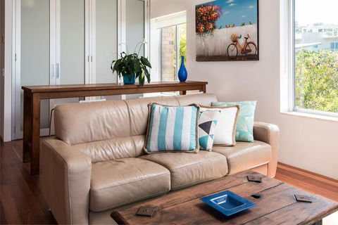 2BR Coolum Beachfront , 180 Views , Wine, Netflix - Grafton Accommodation 3