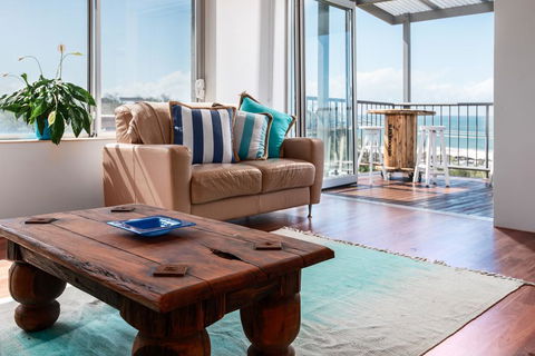 2BR Coolum Beachfront , 180 Views , Wine, Netflix - Grafton Accommodation 2