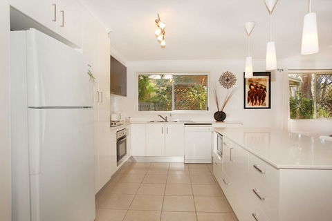 35 Santa Monica Avenue Coolum Beach, Pet Friendly, Linen Included - Grafton Accommodation 3