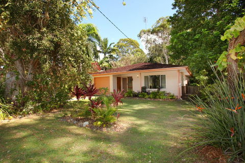 35 Santa Monica Avenue Coolum Beach, Pet Friendly, Linen Included - Grafton Accommodation 0