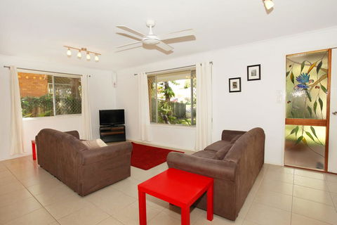 35 Santa Monica Avenue Coolum Beach, Pet Friendly, Linen Included - Grafton Accommodation 2