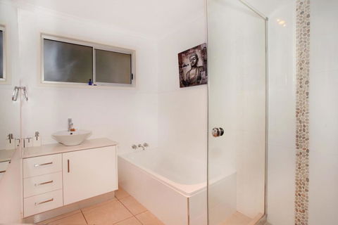 35 Santa Monica Avenue Coolum Beach, Pet Friendly, Linen Included - Grafton Accommodation 1