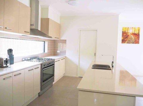 4 Bed 2 And A Half Bath Luxury Villa In Point Cook - Grafton Accommodation 2