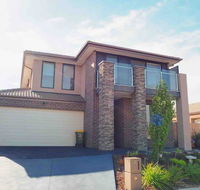 4 Bed 2 And A Half Bath Luxury Villa in Point Cook - Grafton Accommodation