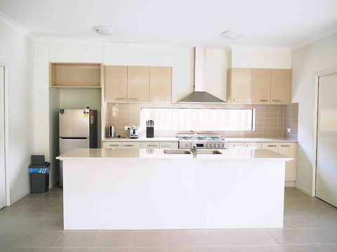 4 Bed 2 And A Half Bath Luxury Villa In Point Cook - Grafton Accommodation 1