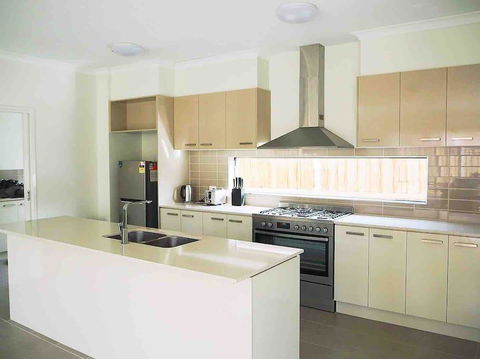 4 Bed 2 And A Half Bath Luxury Villa In Point Cook - Grafton Accommodation 3
