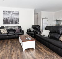 4 Bedroom Inner City Townhouse - SLEEPS 9  - Grafton Accommodation