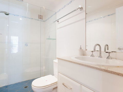 5 'The Outlook', 4 Ocean Parade - Overlooking Boat Harbour Beach And Ducted Air Conditioning - Grafton Accommodation 2