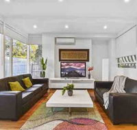 6 Bedroom Beautiful and Comfy Family House - Grafton Accommodation