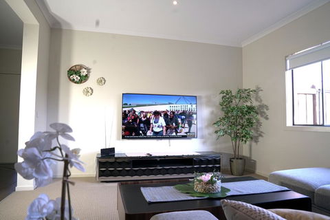6 Bedrooms Contemporary Big House At Pakenhem - Grafton Accommodation 3