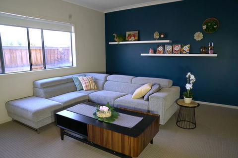 6 Bedrooms Contemporary Big House At Pakenhem - Grafton Accommodation 0