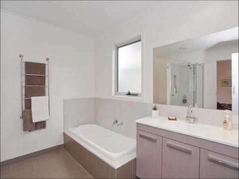 A Beautiful Beach House Torquay - Grafton Accommodation 3