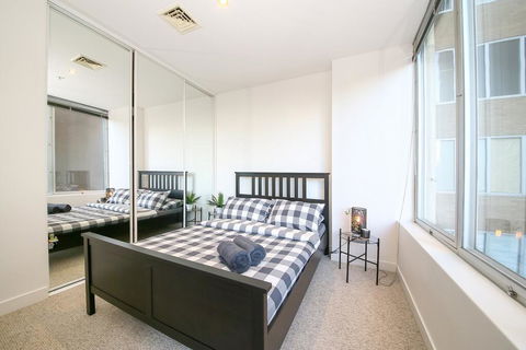 A Spacious & Central 2BR Apt Near Flinders Station - Grafton Accommodation 1