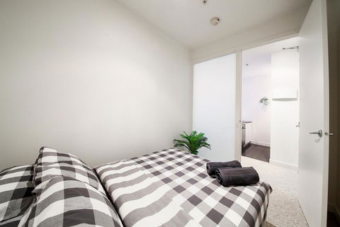A Spacious & Central 2BR Apt Near Flinders Station - Grafton Accommodation 3