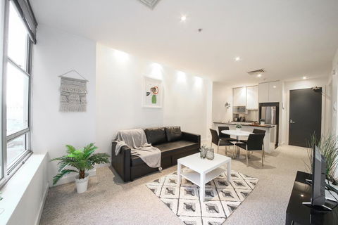 A Spacious & Central 2BR Apt Near Flinders Station - Grafton Accommodation 0