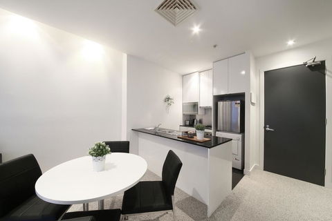 A Spacious & Central 2BR Apt Near Flinders Station - Grafton Accommodation 2