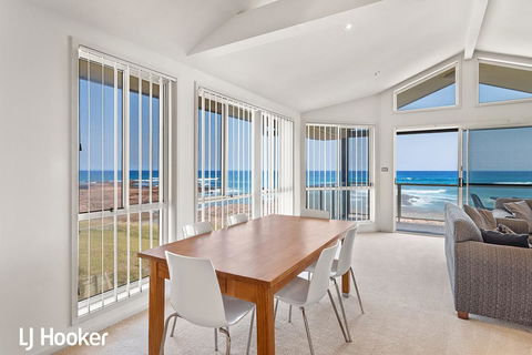 Absolute Waterfront @ Anna Bay - Grafton Accommodation 3