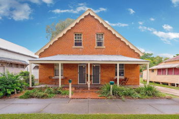 Eliza 1875 Red Brick Duplex Townhouse with Grafton Accommodation