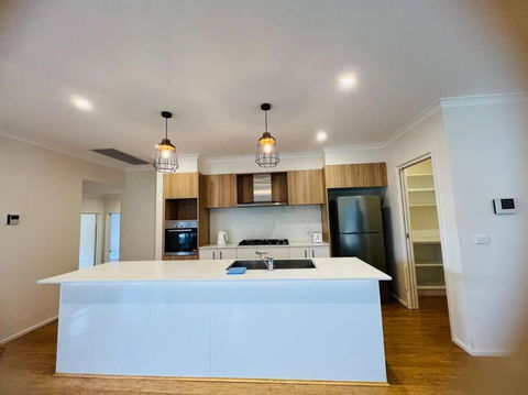 Entire 4 BR House In Moncrieff Close To Playground - Grafton Accommodation 0