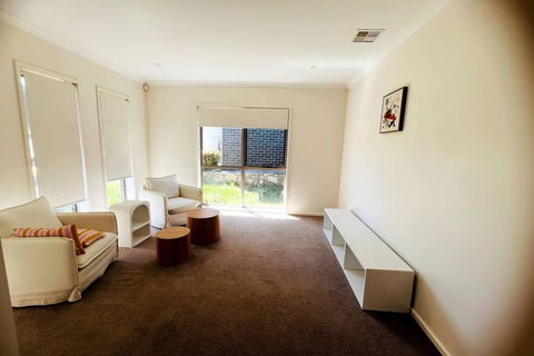 Entire 4 BR House In Moncrieff Close To Playground - Grafton Accommodation 2