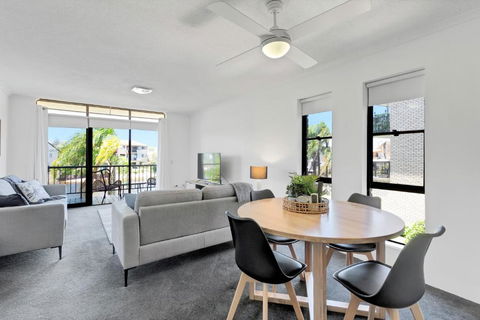HACIENDA- CANAL VIEWS AND COMFORT - Grafton Accommodation 1