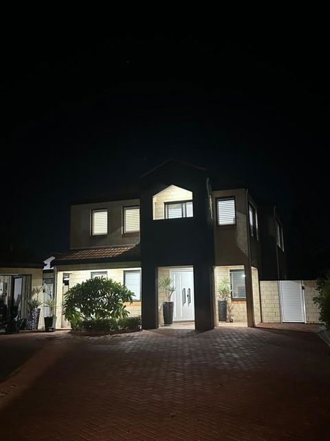 Hillarys Sea-View Panoramic Living - Grafton Accommodation 1