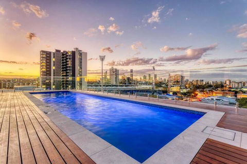 Inner City 1 Bedroom Apartment With Rooftop Pool And Parking - Serain Residences - Grafton Accommodation 0