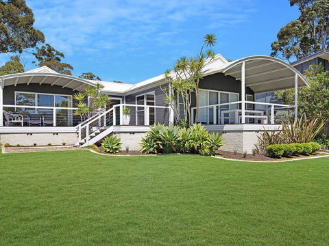Akarana Beach House :: Jervis Bay Rentals - Grafton Accommodation 0