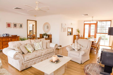 Among The Vines - Grafton Accommodation 1