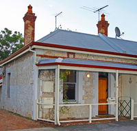 Art on Attfield - cute heritage 1 bedroom stone cottage
